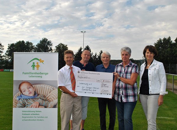 Beim Spendenlauf des SV Illingen wurden 5.000 Euro zugunsten der Familienherberge Lebensweg erlaufen und gespendet