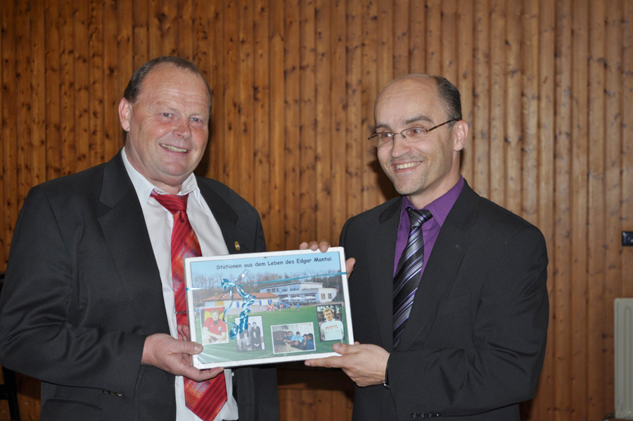 Geschenk für Edgar Mantai von Bürgermeister Eiberger Geschenk für Edgar Mantai von Bürgermeister Eiberger