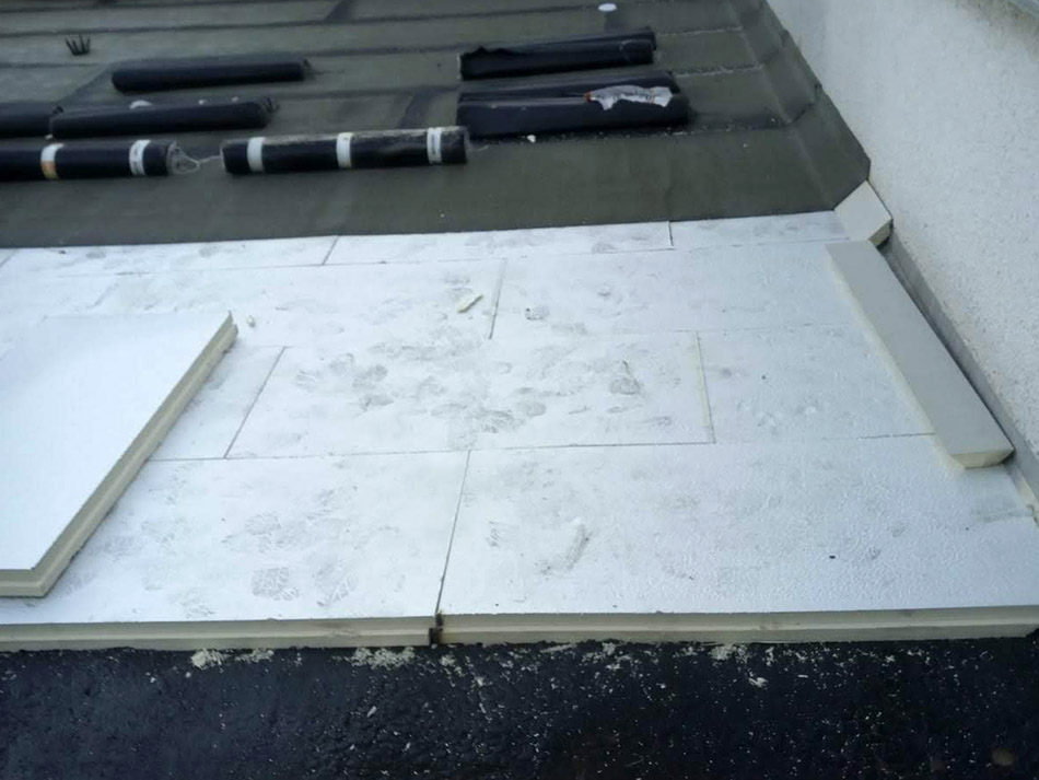 Sanierungsarbeiten auf dem Flachdach über dem Nebenzimmer der Vereinsgaststätte des SV Illingen