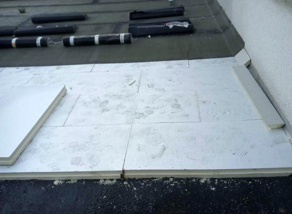 Sanierungsarbeiten auf dem Flachdach über dem Nebenzimmer der Vereinsgaststätte des SV Illingen