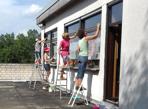 Fenster streichen im Vereinsheim des SV Illingen