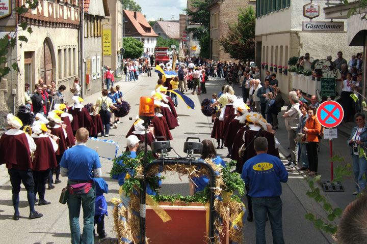 Festzug durch Illingen mit fast 1000 Beteiligten Festzug durch Illingen mit fast 1000 Beteiligten