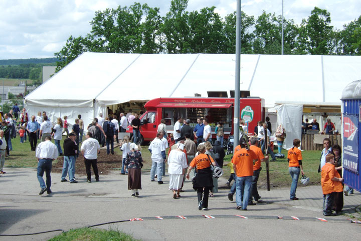 Festgelände mit Festzelt beim SV Illingen Festgelände mit Festzelt beim SV Illingen